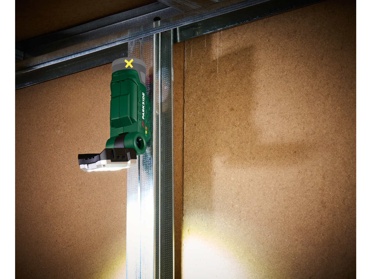 Lampă LED magnetică PARKSIDE pe un cadru metalic și din lemn.