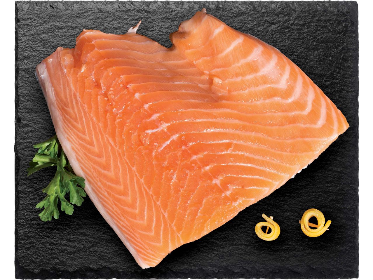 Nyers lazacfilé petrezselyemmel és citromhéjjal, fekete palatáblán