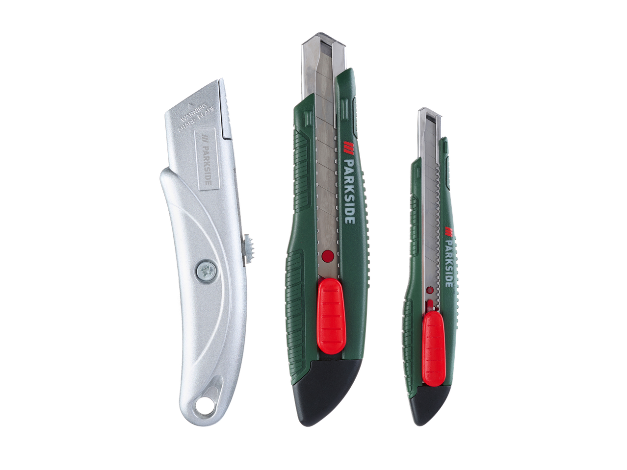 Trois cutters, un argenté et deux verts avec des accents rouges, sur fond noir.