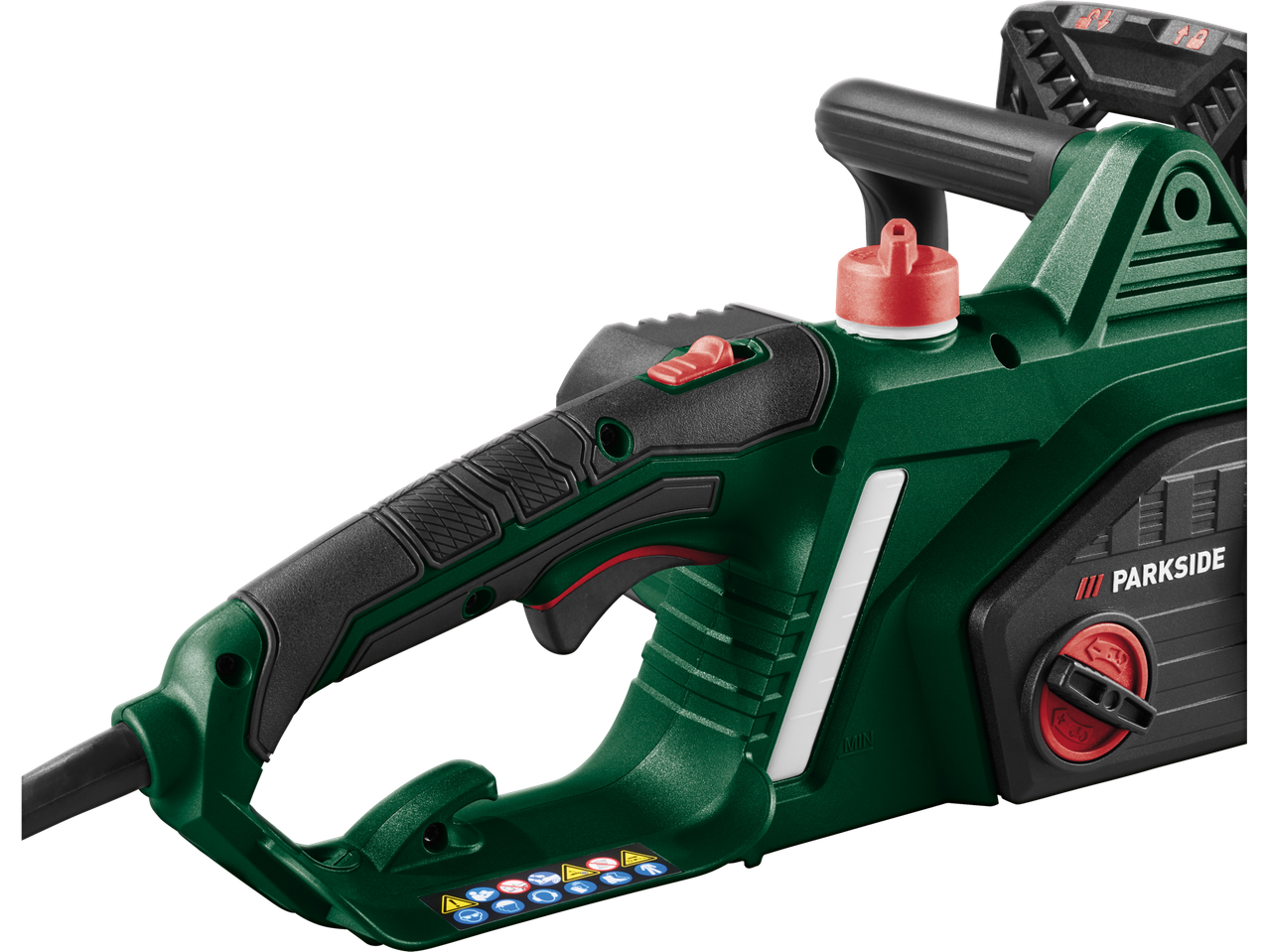 Tuvplānā redzams zaļš un melns elektriskais motorzāģis ar sarkanām pogām un caurspīdīgu eļļas līmeņa indikatoru.