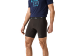 Un bărbat poartă pantaloni scurți de ciclism negri și un tricou bleumarin cu un grafic cu bicicletă.