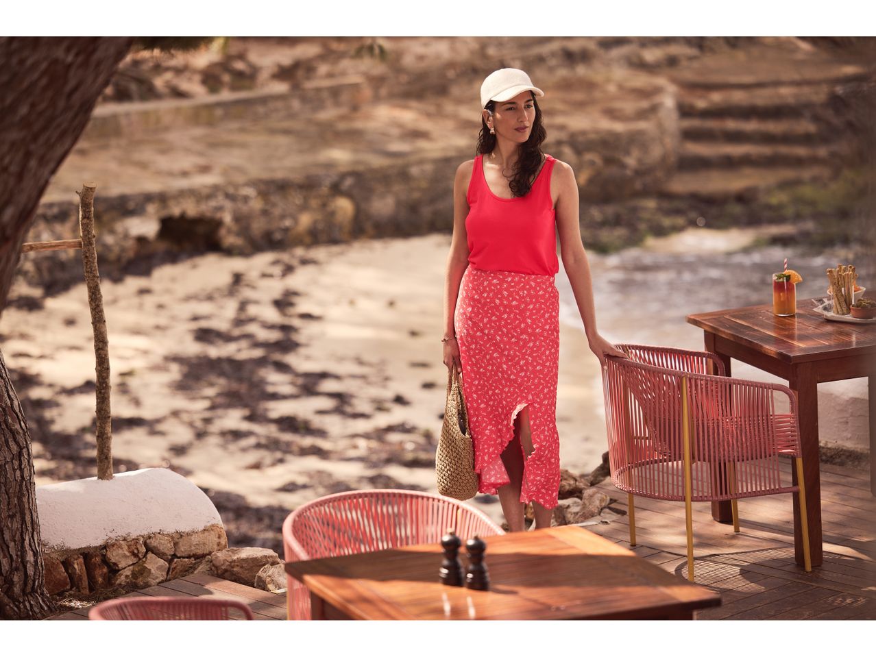Donna con gonna midi rossa corallo 