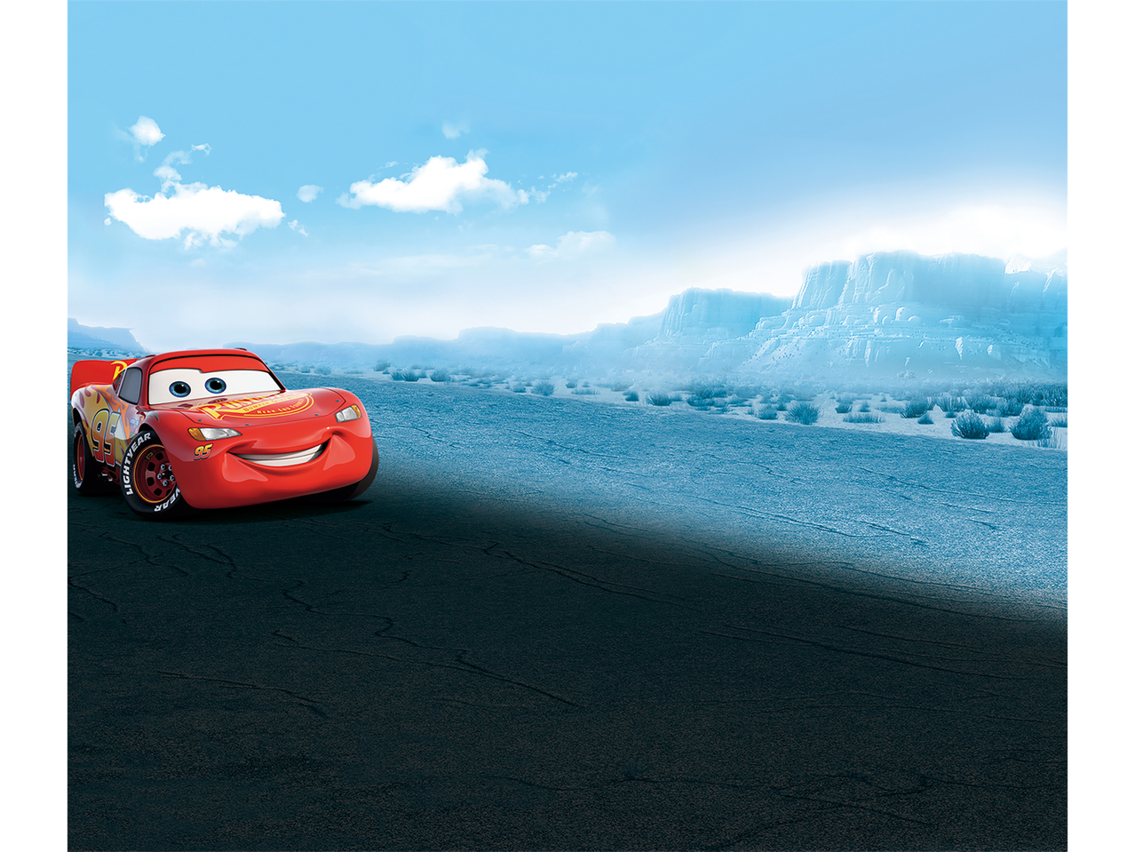 Faísca McQueen vermelho com céu azul e paisagem rochosa.