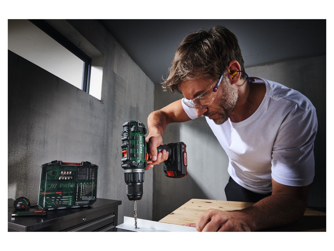 Go to full screen view: 20V Cordless Drill Driver Set - Image 1