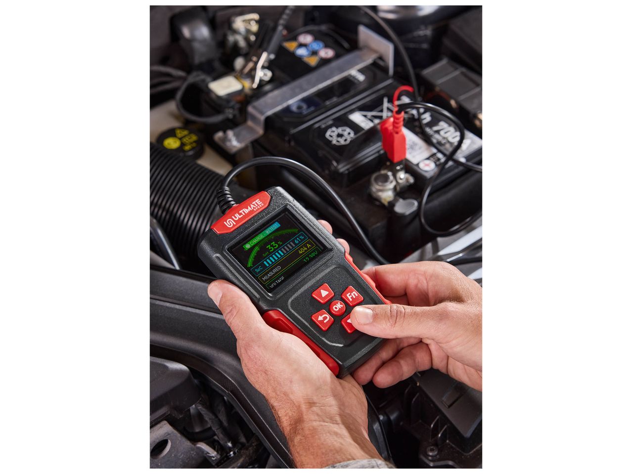 Un testeur de batterie de voiture Ultimate Speed affichant 33% de charge et 61% de santé.