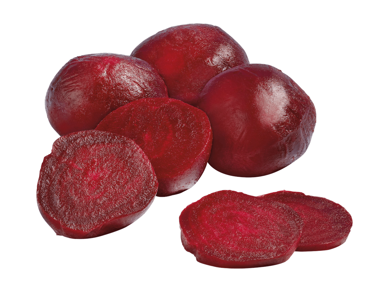 Terved ja viilutatud keedetud peedid mustal taustal.