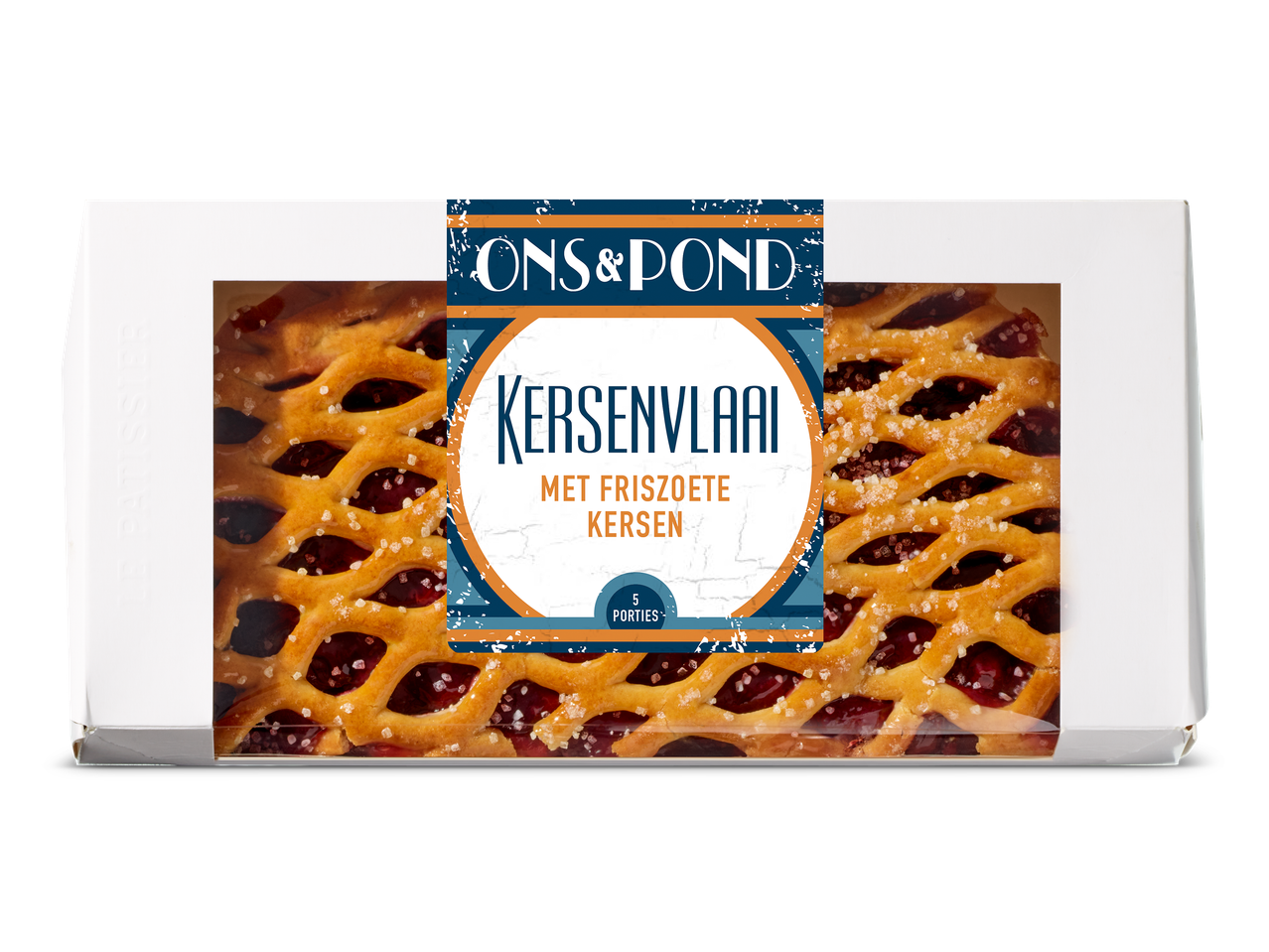 Een kersenvlaai met een rasterpatroon en suiker, verpakt in een witte doos.
