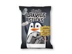 En pose Pingvin Lakrids Sticks med en tegneseriepingvin og lakridsstykker.