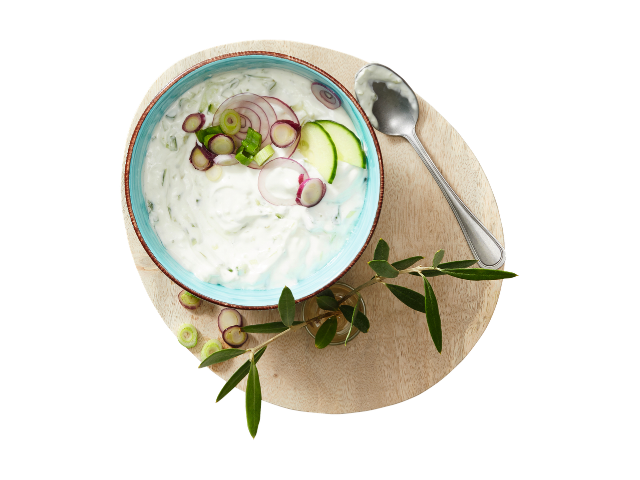 Tzatziki met komkommer en rode ui in een schaal.