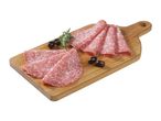 Na leseni deski sta dve vrsti narezano salame, obdani z olivami in vejico rožmarina.