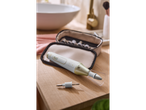 Set de manichiură/pedichiură fără fir Cien BEAUTY cu accesorii într-o husă pe o suprafață de lemn.