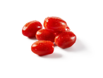 Tomates cereja frescos com gotas de água sobre fundo branco