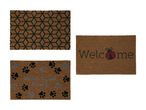 Tre kokosmåtter: en med et geometrisk mønster, en med teksten 'Welcome' og en mariehøne, og en med potespor og teksten 'Wipe Your Paws'.