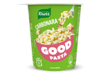 Klaar-in-5-minuten carbonara pasta in een groene beker.