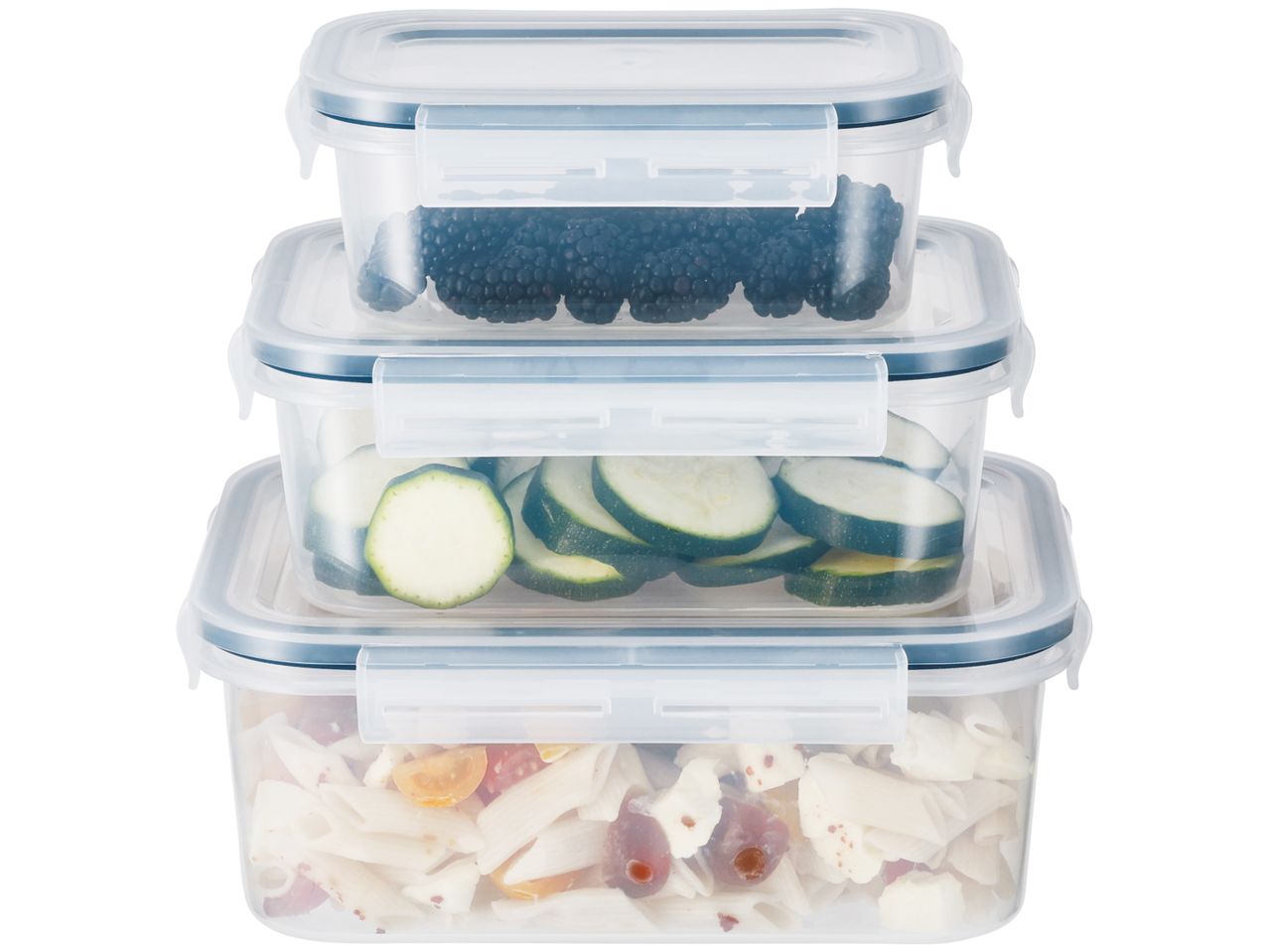 Tre contenitori per alimenti impilabili trasparenti contenenti more, zucchine e pasta.