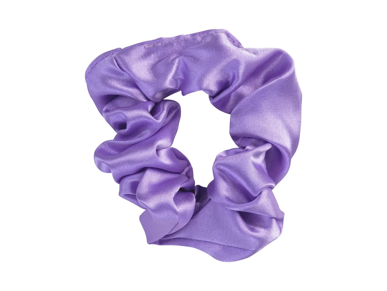 Un elastico per capelli viola in raso su sfondo bianco.