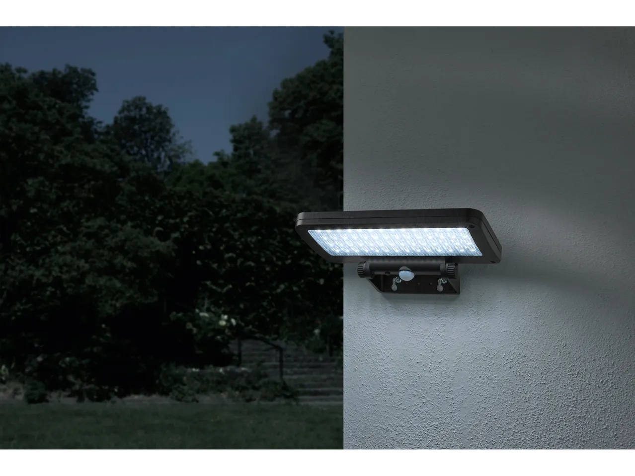 Luz solar LED montada na parede, iluminando uma área externa escura.