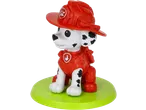 Uma figura de cachorro dálmata usando um capacete e uniforme de bombeiro vermelhos, em uma base verde.