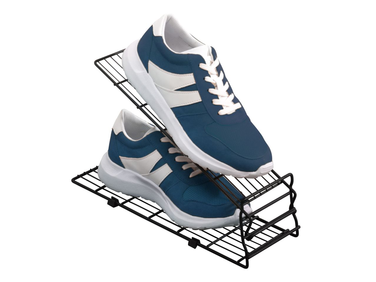 Zwei blaue Turnschuhe mit weißen Streifen auf einem schwarzen Schuhregal.