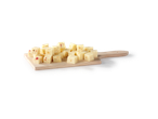 Kaaskubussen met paprika op een houten plank.