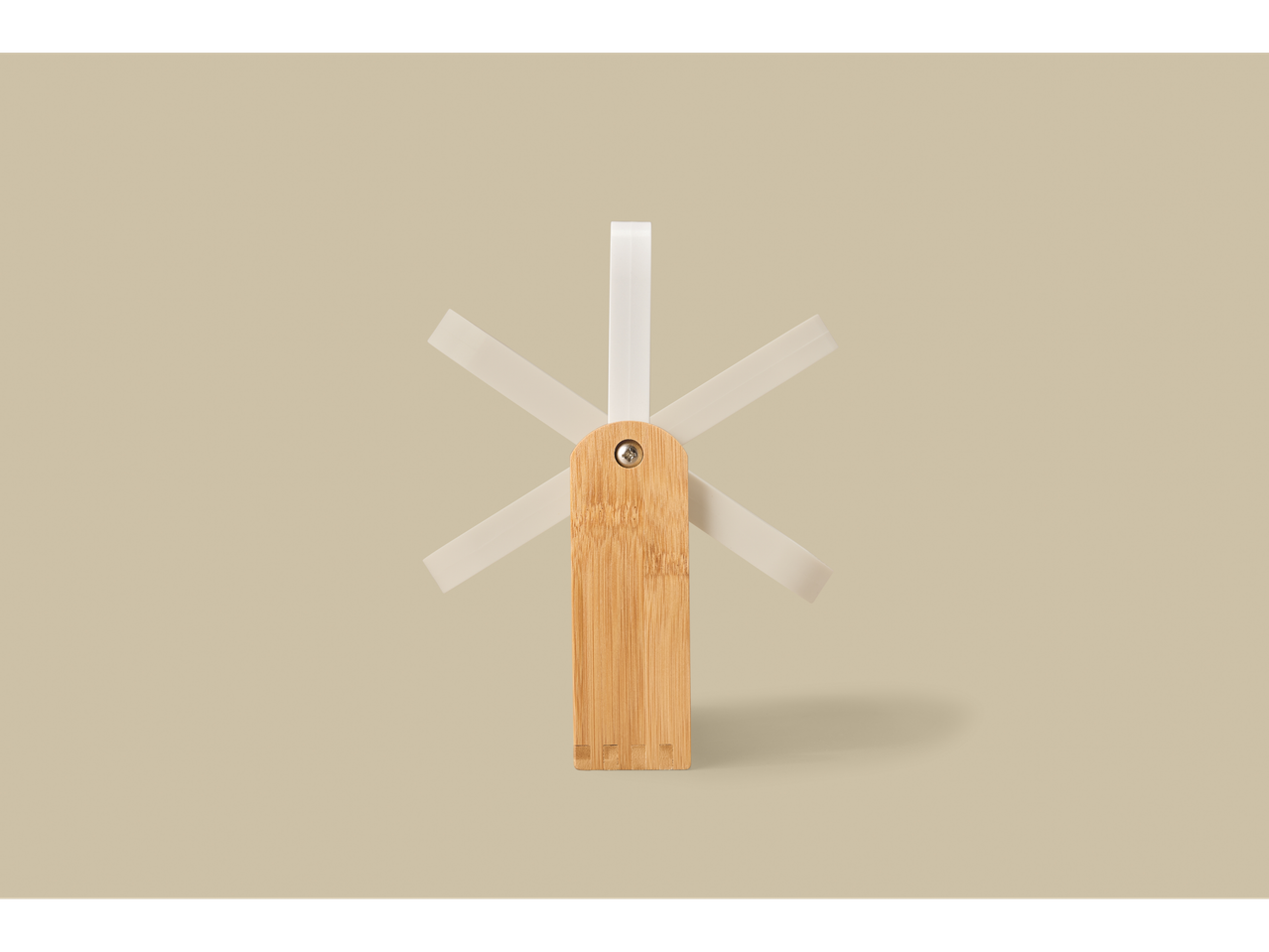 LIVARNO drveni i bijeli plastični sklopivi podmetač na svijetloj pozadini.