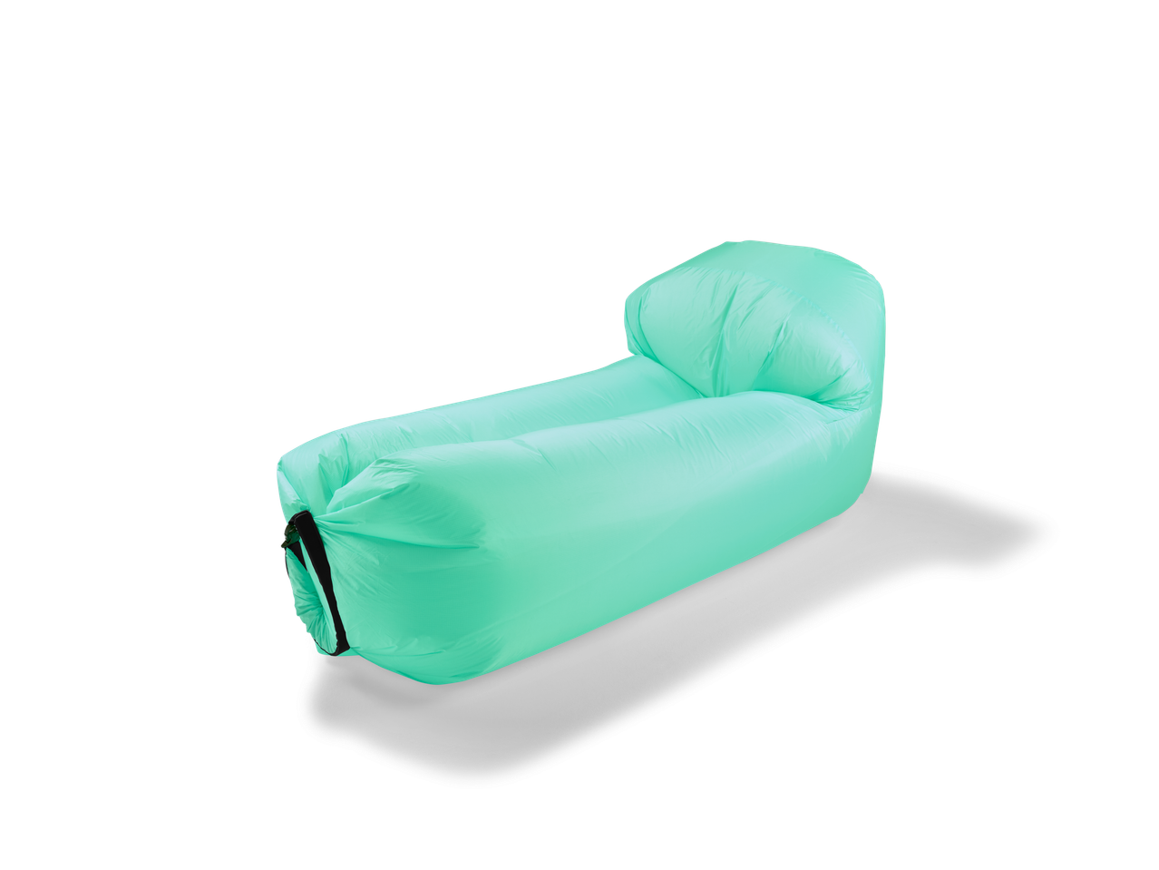 Zelena sofa-ležaljka na naduvavanje na crnoj pozadini.