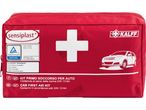 Un kit di pronto soccorso rosso con il marchio 'sensiplast' e un simbolo di croce bianca, con un'auto bianca.