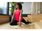 Mulher em posição de ioga num tapete de fitness CRIVIT.