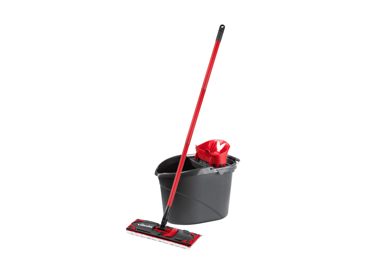 Roter Wischmopp mit Eimer und Auswringer auf schwarzem Hintergrund.