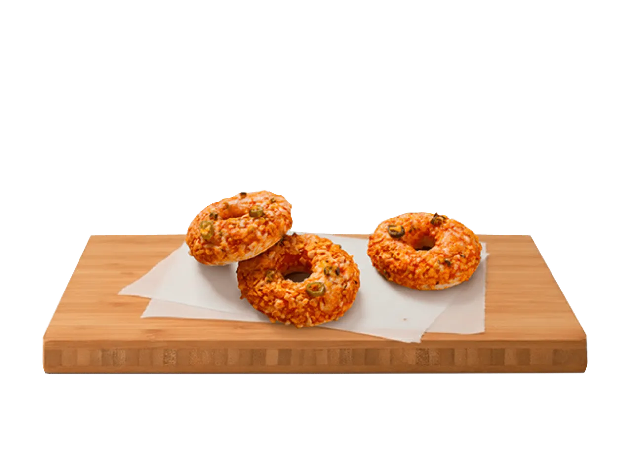 Trois bagels salés aux piments jalapeños et fromage sur une planche en bois.