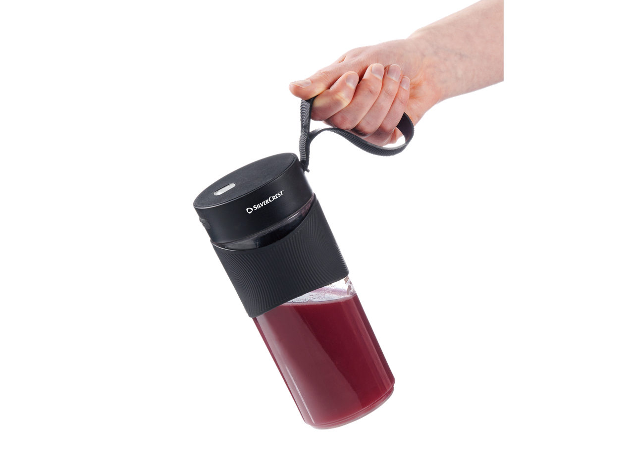Mână ținând un blender portabil Silvercrest® pentru smoothie cu băutură roșie