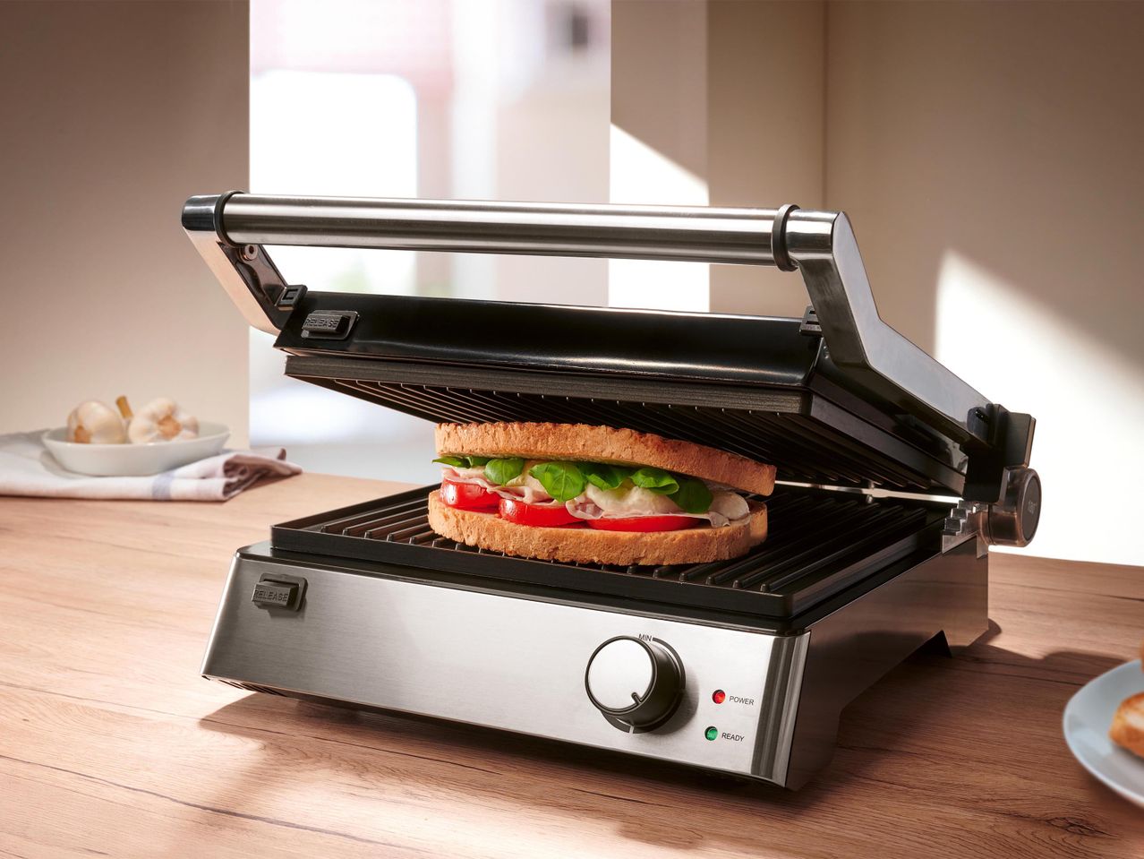 Egy panini készítőben készülő szendvics.