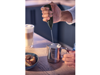 Homem a espumar leite com um espumador de leite SILVERCREST® para um latte.