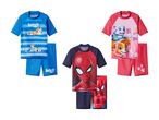 Børnebadedragter med tegneseriefigurer: blå med Bluey, rød med Spiderman og pink med Paw Patrol.
