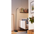 Candeeiro de pé LED LIVARNO ilumina um sofá de sala de estar e uma prateleira com discos.