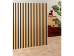 Painéis acústicos de madeira LIVARNO HOME em um quarto moderno com tapete vermelho e planta.