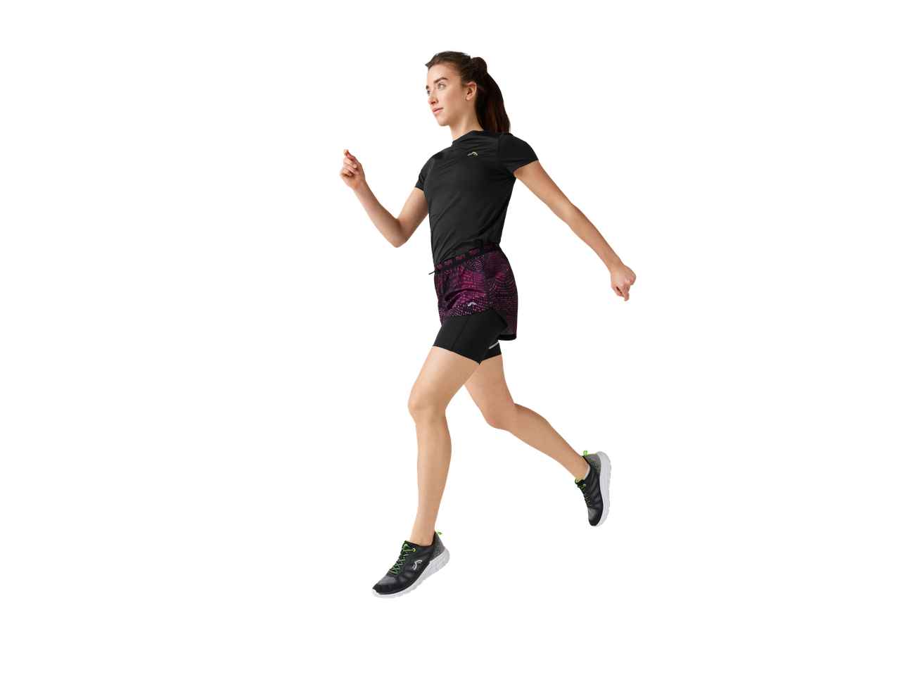 Îmbrăcăminte sportivă: tricou, pantaloni scurți și adidași.