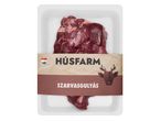 Csomagolt szarvashús, rajta a 'HÚSFARM SZARVASGULYÁS' felirattal és egy szarvasfej logóval.