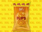 Опаковката на чипсове FLIPS с вкус на сирене от Snack Day е показана на жълт фон.