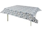Tovaglia rettangolare con motivo floreale grigio e bianco su tavolo.