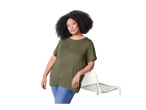 Femeie cu păr creț purtând un tricou verde măslin și blugi albaștri.
