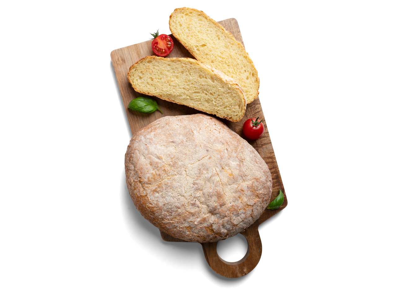 Kukoricás kovászos cipó, egészben és szeletelve, paradicsommal és bazsalikommal vágódeszkán.