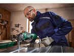 Un homme utilise une machine à découper Parkside PMK 600 C2 sur du métal.