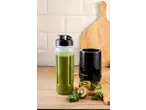 Liquidificador de batidos SILVERCREST com batido verde, kiwi e couve-galega numa tábua de madeira.