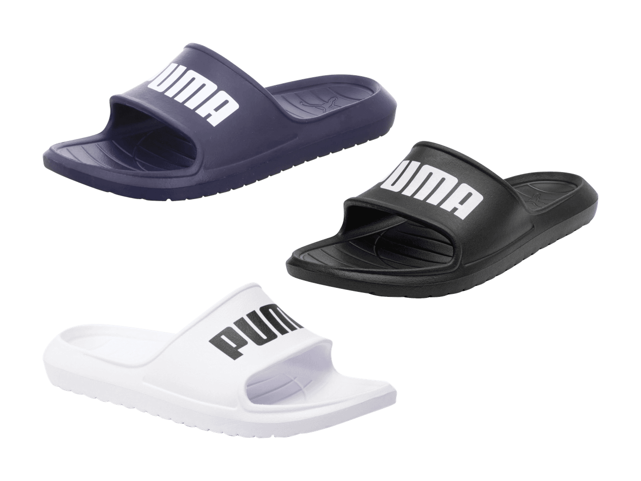 Drei Paar Badesandalen in Dunkelblau, Schwarz und Weiß mit Logo-Schriftzug.