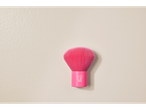 Pincel de maquiagem rosa Cien Beauty em fundo bege.