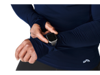 CRIVIT Thermo-Funktionsshirt: Bărbat în tricou cu mânecă lungă verificând smartwatch-ul.