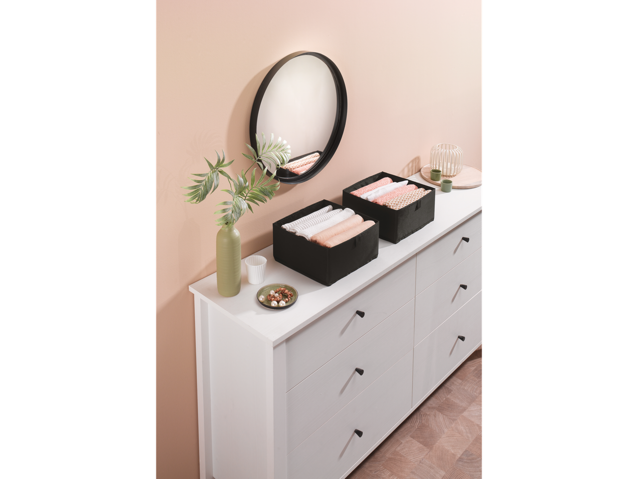 W5 set kutija za odlaganje sa složenim ručnicima na bijeloj komodi.