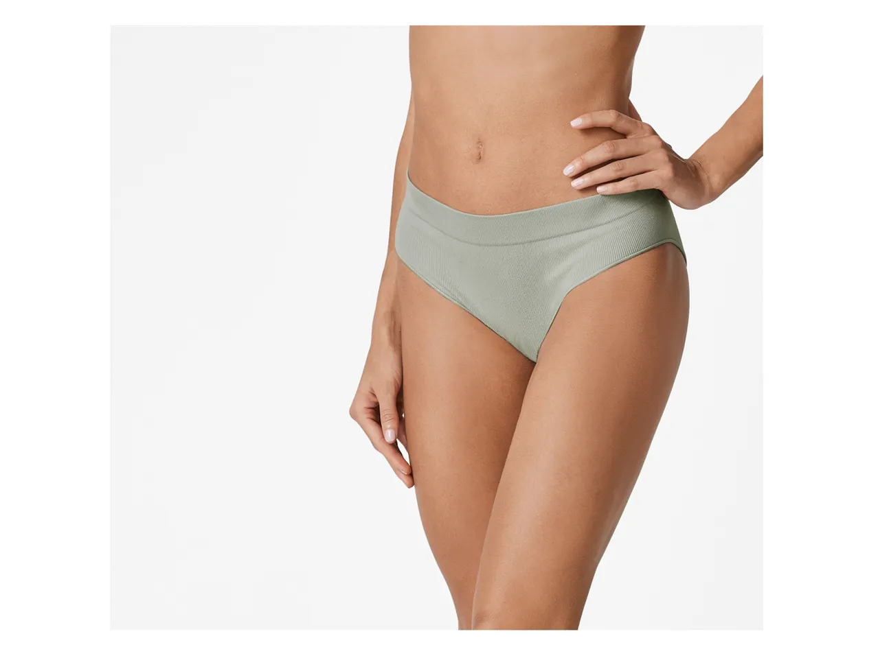 Slip verdi senza cuciture su modella.