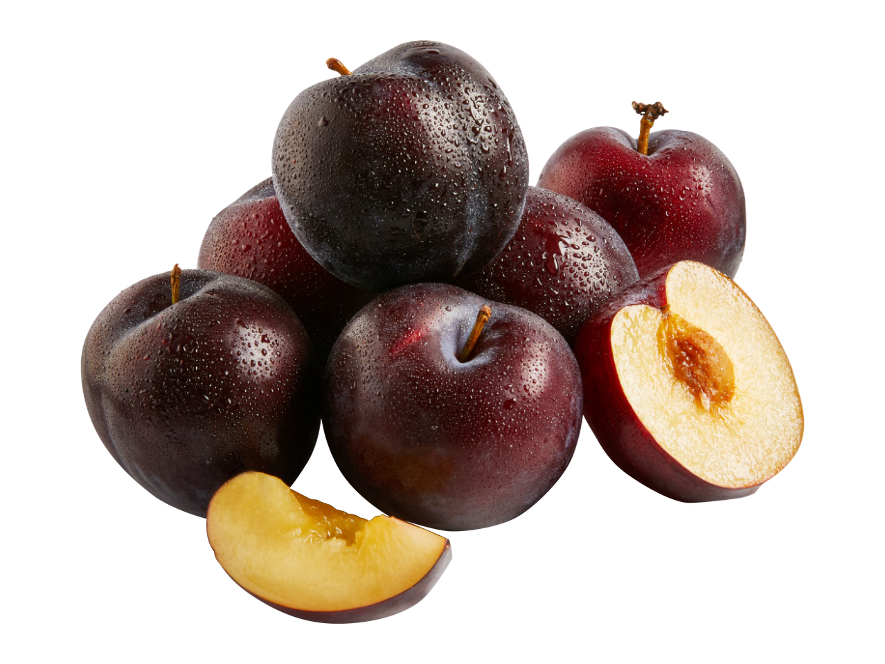 Svaigas, tumši sarkanas plūmes ar ūdens pilieniem, viena pārgriezta uz pusēm